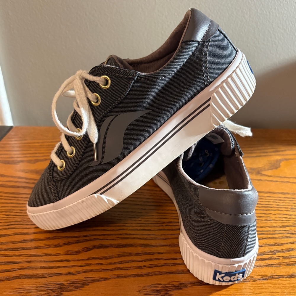 Keds women’s canvas sneaker.  Great condition